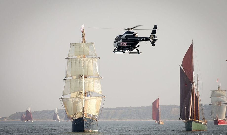 Også TV2 News' nyhedshelikopter har været i luften for at dække den flotte sejlads. Foto: Brian Amtoft, altien.dk
