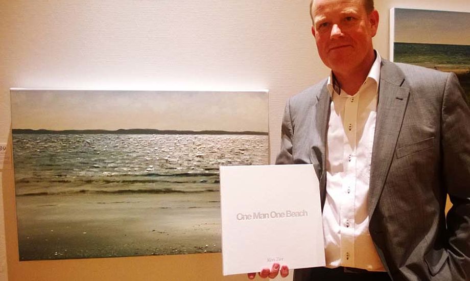 OK-jollesejleren og marinemaler Ken Zier viser sin nye bog frem, One Man One Beach. Foto: Troels Lykke