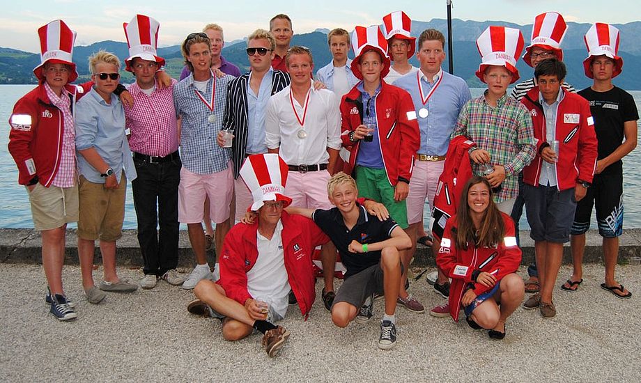 Der er 7 danske besætninger klar til VM for Yngling – med højt humør og høje dansker-hatte. VM starter mandag den 11 juli med i alt 61 Ynglinge på Attersee i Østrig