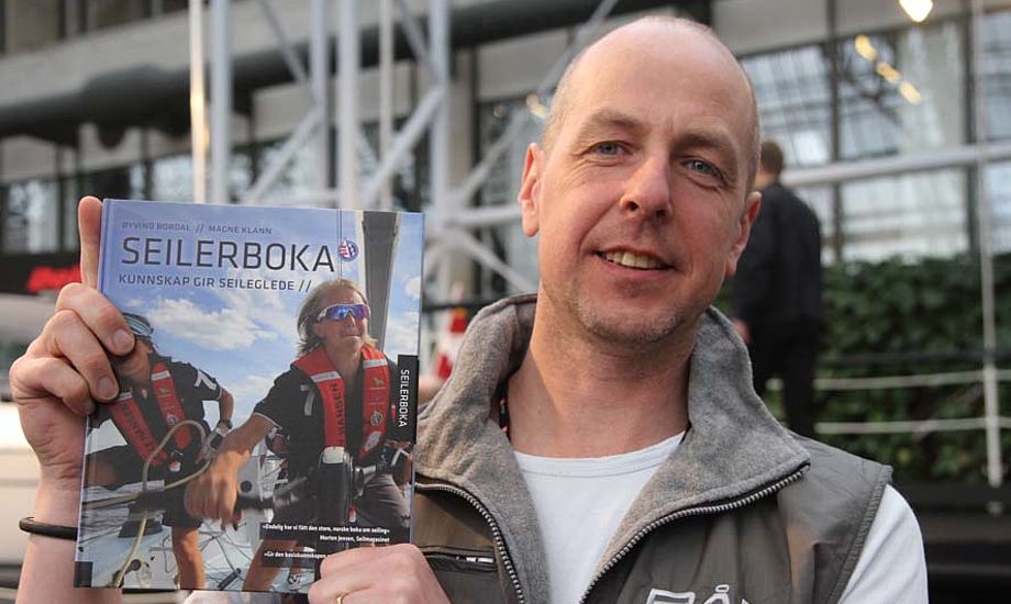 Øyvind Bordal fra Bådmagasinet viser bogen frem i Bella Center. Foto: Troels Lykke