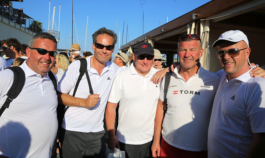 Til højre står Henrik Jansen, der tidligere har sejlet Farr 40 blandt andet. Her ses de i Porto Cervo før start. Foto: Troels Lykke