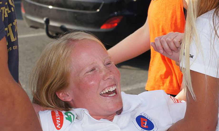 Anna Livbjerg blev smidt i vandet efter hun vandt VM-guld igen i Europajollen. Foto: Søren Johnsen