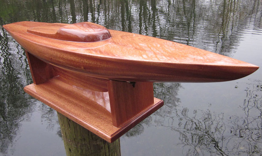 Jørgen Jensen har bygget denne model i massiv mahogni. Foto: Troels Lykke
