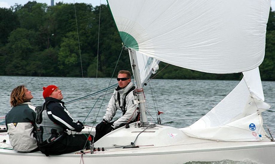 Stævnet på Furesøen blev vundet af Team Lier i DEN199, med Lucas Lier, Konrad Floryan og Emil Max Møller ombord. Foto: Gert Eriksen