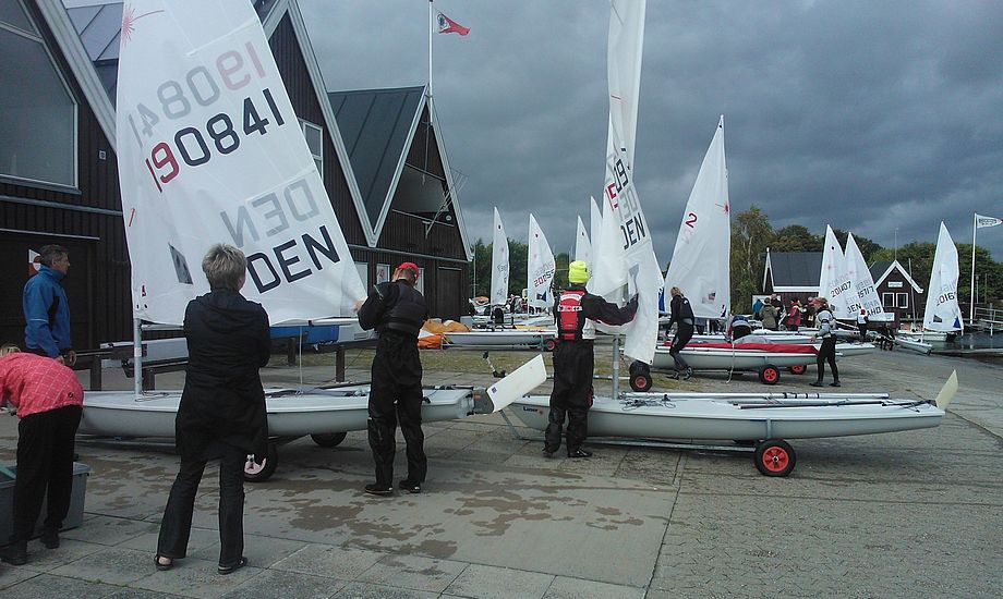 I Egå Sejlklub sejler man en del Laser-jolle, hvor tidligere EM-bronzevinder Alberte Holm Lindberg er træner. Foto: Troels Lykke