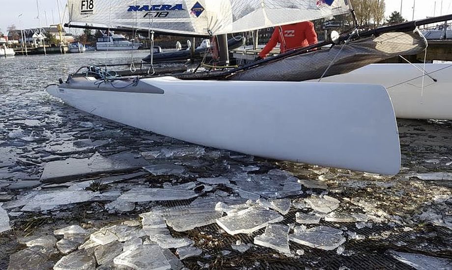 Isen i havnen skabte nye udfordringer for Finnjolle- og F18-sejlerne. Foto: Vallensbæk Sejlklub