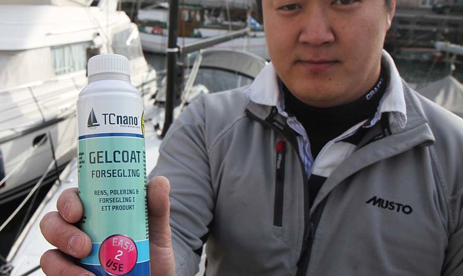 Rune Neuman viser TC nano flaske frem til 249 kr. Den skulle række til en 32 fods sejlbåd. Foto: Troels Lykke