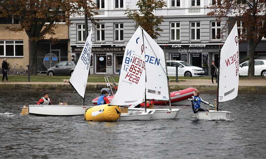 Hold-DM indgår som en del af KDY og Søernes Sejlklubs samarbejde ”Optimistjoller på Peblingesøen”, der er støttet af Nordea-fonden. Foto: Peter Søgaard