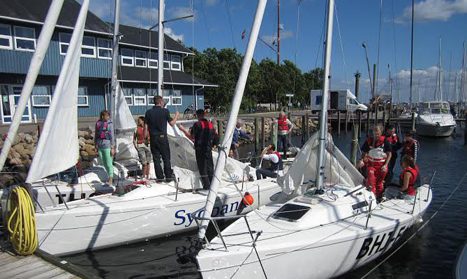 Deltagerne får enten mulighed for at sejle i en båd, hvor de selv skal udføre de praktiske opgaver på båden  Sønderborg.