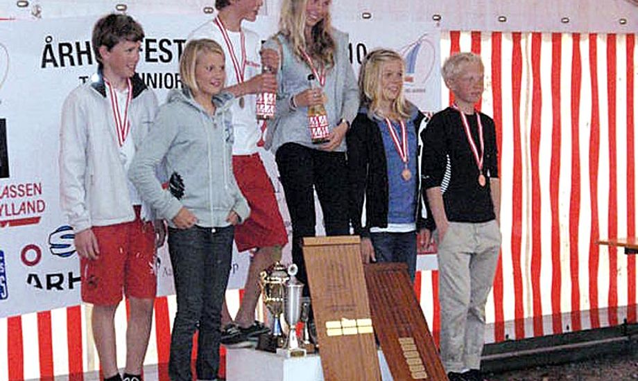 Fuppe (2.tv), Frederik (3.tv) og Tobias (1.th) fra Skovshoved Sejlklub med hhv. Sølv, Guld og Bronze om halsen sammen med de øvrige vindere i drenge og pige rækken.