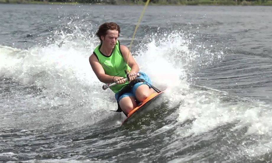 Også uøvede kneeboard-brugere kan forholdsvis let holde sig oprejst på boardet. Foto: YouTube