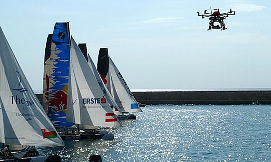 Check den lille spider-radio-helikopter i øverste højre hjørne. Extreme Sailing Series tester den pt.