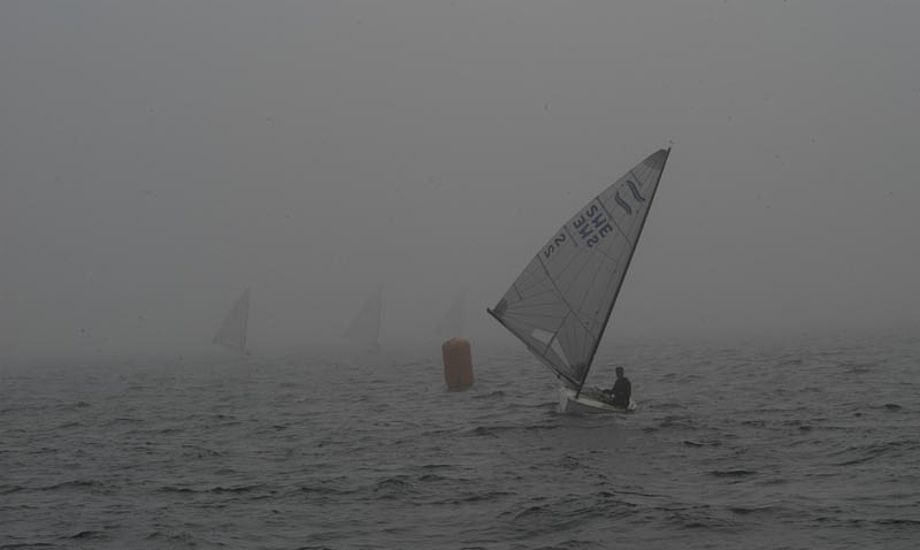 Fredag blev Finnjolle-sejlerne drillet af tæt tåge. Foto: Michael Bernfeldt