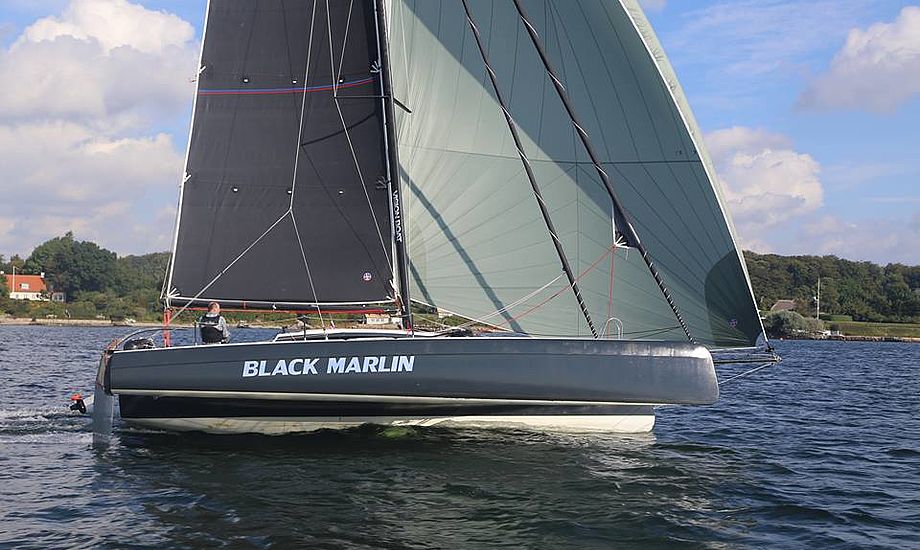 Trimaranen Black Marlin er en 31 fods one off-konstruktion - der får indbygget solceller i ruftaget, der leverer energi til elmotor.