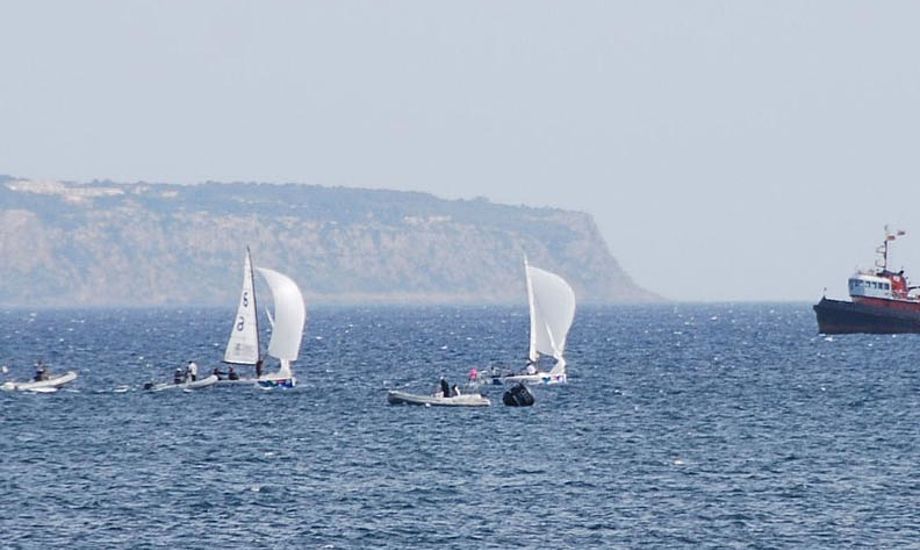 Matchraceteam Meldgaard på vandet (forrest) ved Mallorca. Foto: Fangruppen på land