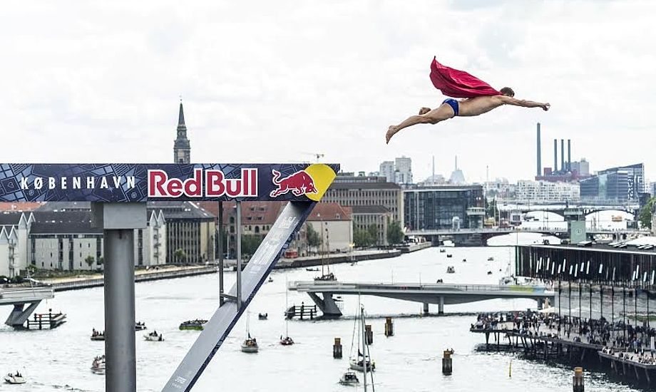 14 udspringere hoppede ud fra Operaen. Foto: Red Bull Content Pool