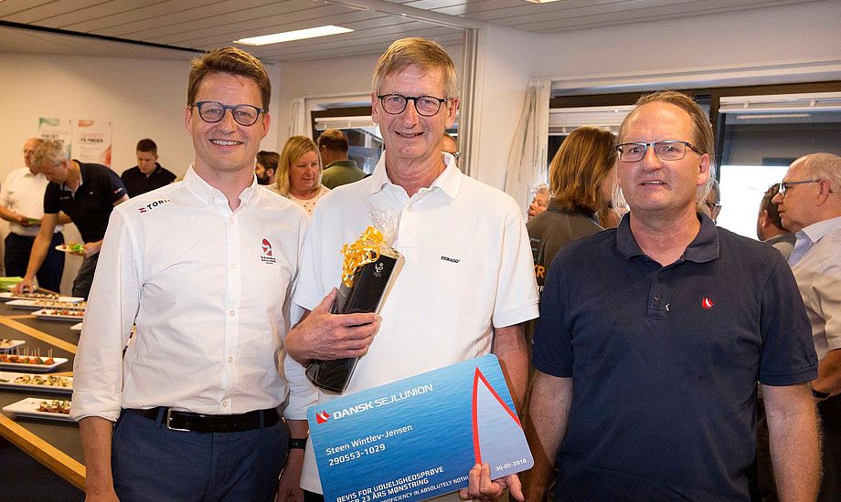 Steen Wintlev i midten - med bestyrelsesmedlem i Dansk Sejlunion, Christian Sparre Hangel, til højre og generalsekretær Mads Kolte-Olsen til venstre.