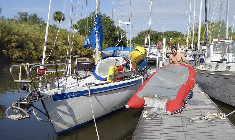 Vores knaldrøde gummibåd, som nu hverken er knaldrød eller holder luft. Foto: Signe Storr
