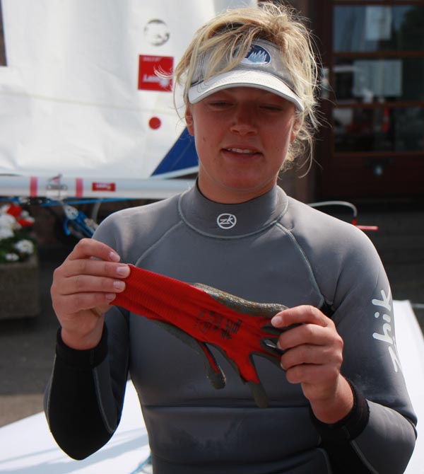 Maiken sejlede med Ben Ainslies handske under EM i 2009. Det gav ikke held dengang. Foto: Troels Lykke