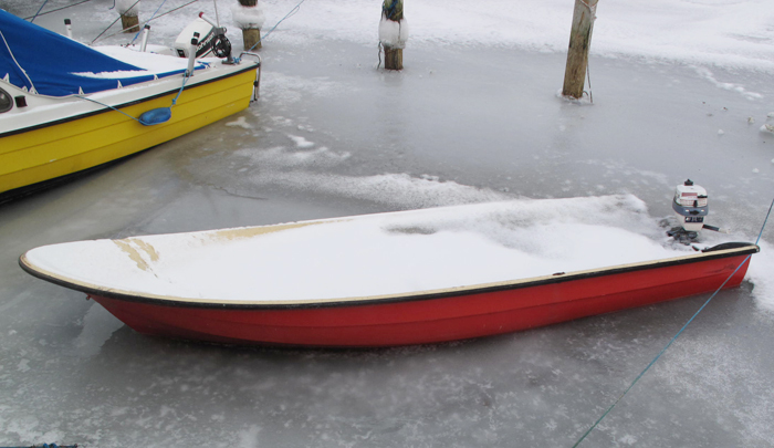 Denne motorbåd lå noget nede i isen i Kastrup Lystbådehavn. Foto: Troels Lykke