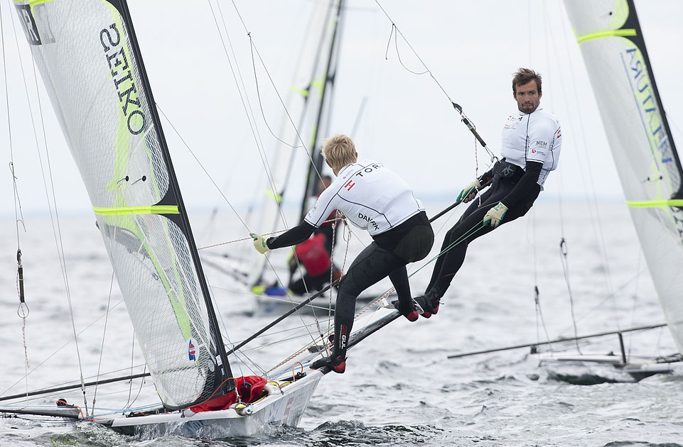 Jonas Warrer og Peter Lang er rykket fra en 9. til en 12. plads. Foto: Mick Anderson/sailingpix.dk