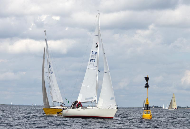 Foruden pokalen til overalt vinderen, stod Elvstøm Sails klar med gavecheks til løbsvinderne. Foto: Sebastian Bak