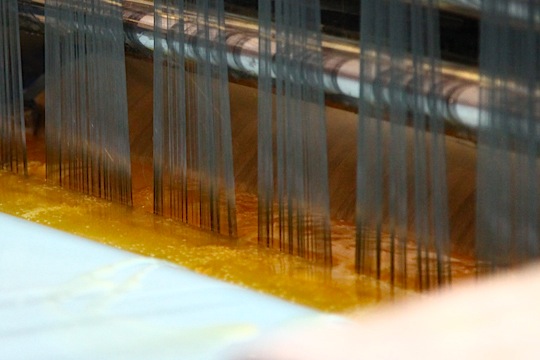 I stedet for at bygge sejldugen op af snoede kulfiber, aramid eller Dyneematråde bliver trådene på 3Di ”jævnet ud” til 3.000 til 12.000 filamenter – en slags fibertape.