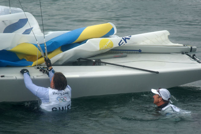 Masterne er skrøbelige på en starbåd, her ses den brasilianske ved OL i Kina. Foto. Troels Lykke