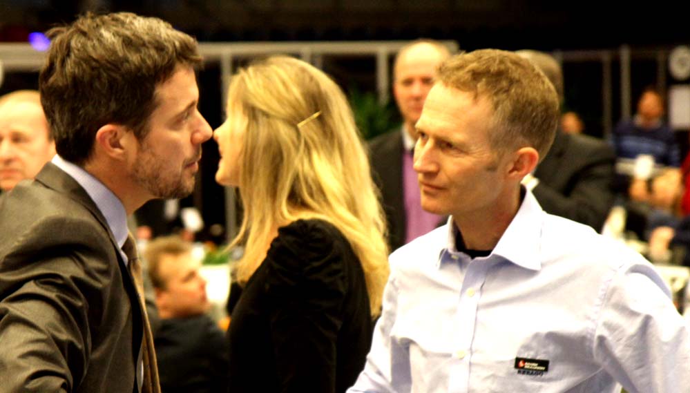 Kronprinsen får sig en snak med DS-formand Hans Natorp i Brøndby. Foto: Troels Lykke
