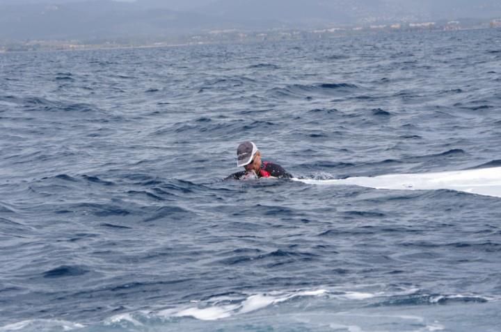 Michael Hestbæk er svømmet ud til masten for at fikse fald. Det kostede mange pladser i det hårde felt. Foto: Svensk coach