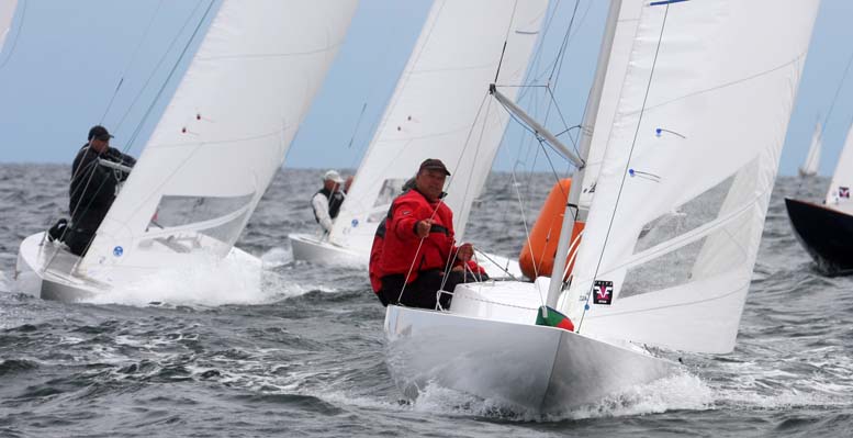 Thomas Müller og besætning runder først i anden sejlads, mens Jens Christensen halser lige efter. Foto: Troels Lykke