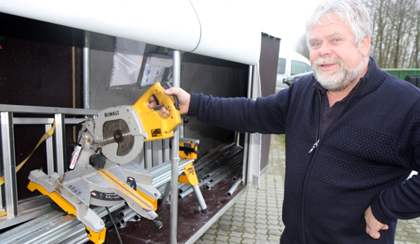 Oluf Grønkjær viser her maskinen, der skærer stålstellet til presenningerne. Foto: Troels Lykke