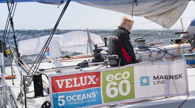 Så snart at båden lå stille ved kaj i havnen, begyndte Christophe og hans team at reparere båden, så den kunne blive klar til start, skriver Ole Larsen.