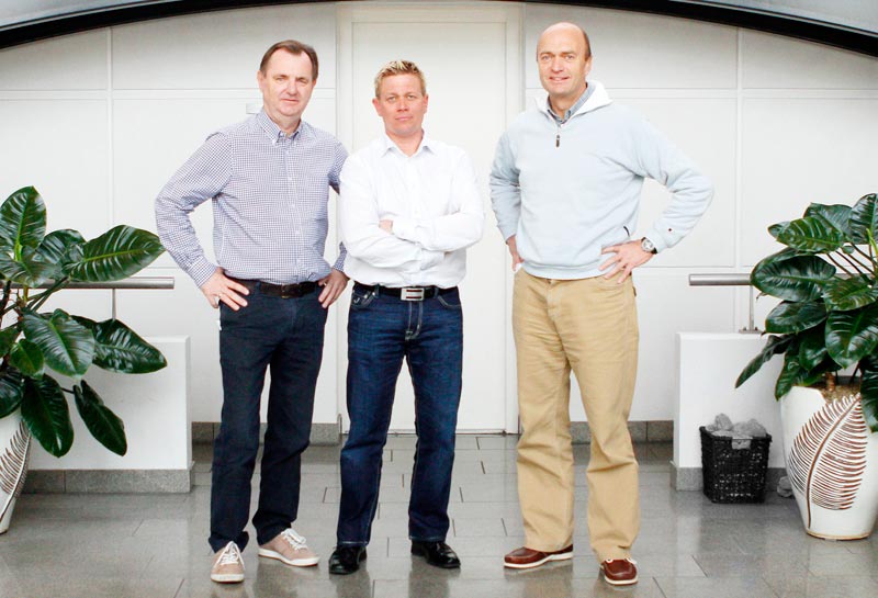(fra venstre) CEO Claus Olsen, ny salgsdirektør Espen Kamperhaug og Jesper Bank, der nu skal fokusere på marketing, web og kontakt til Elvstrøms større kunder. Foto: Mick Anderson/Sailingpix.dk