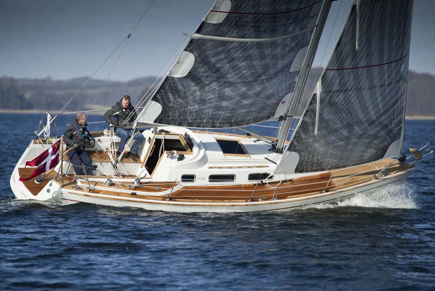 Faurby 325 fra Skærbæk. Båden koster 1,4 mio. kroner og er apteret i teak. Båden ses her med Elvstrøm Sails Epex.