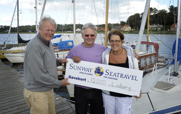 Heidi og Gert Lundberg til højre, får overrakt gavekort fra Sunway Seatravel og Pantaenius Af Michael Bygballe. Foto: Niels Kjeldsen
