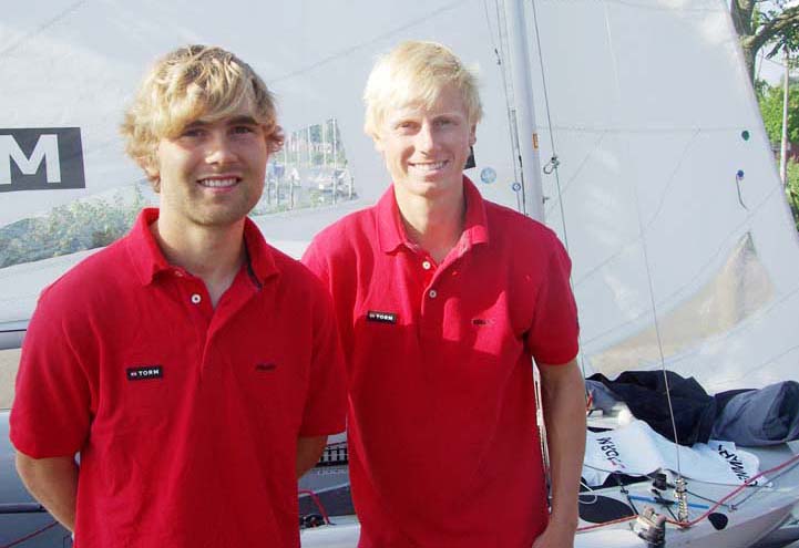 Tobias Nørbo, tv., og Henrik Søgaard foran deres 470er. Foto: Troels Lykke