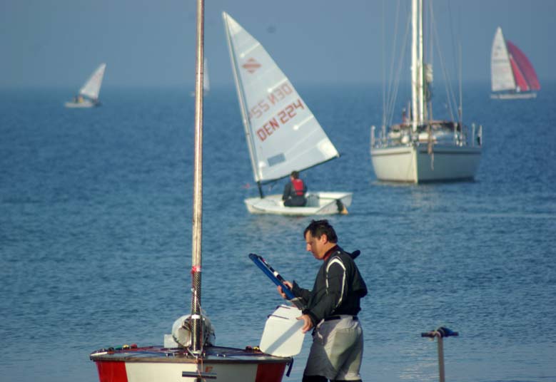OK-sejleren Jakob på vej ud til banen. Foto: Troels Lykke