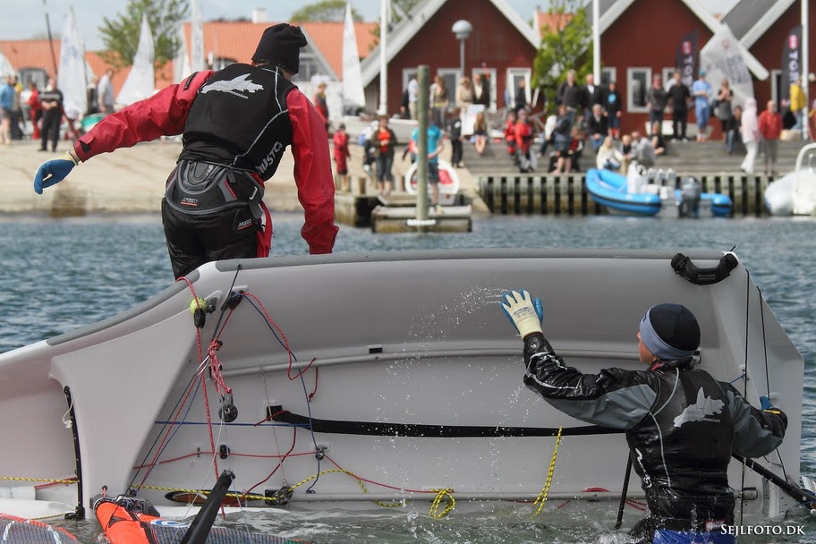 Flere unge er medlem af Dansk Sejlunion. Her ses to sejlere under stævne i Kerteminde. Foto: Troels Lykke