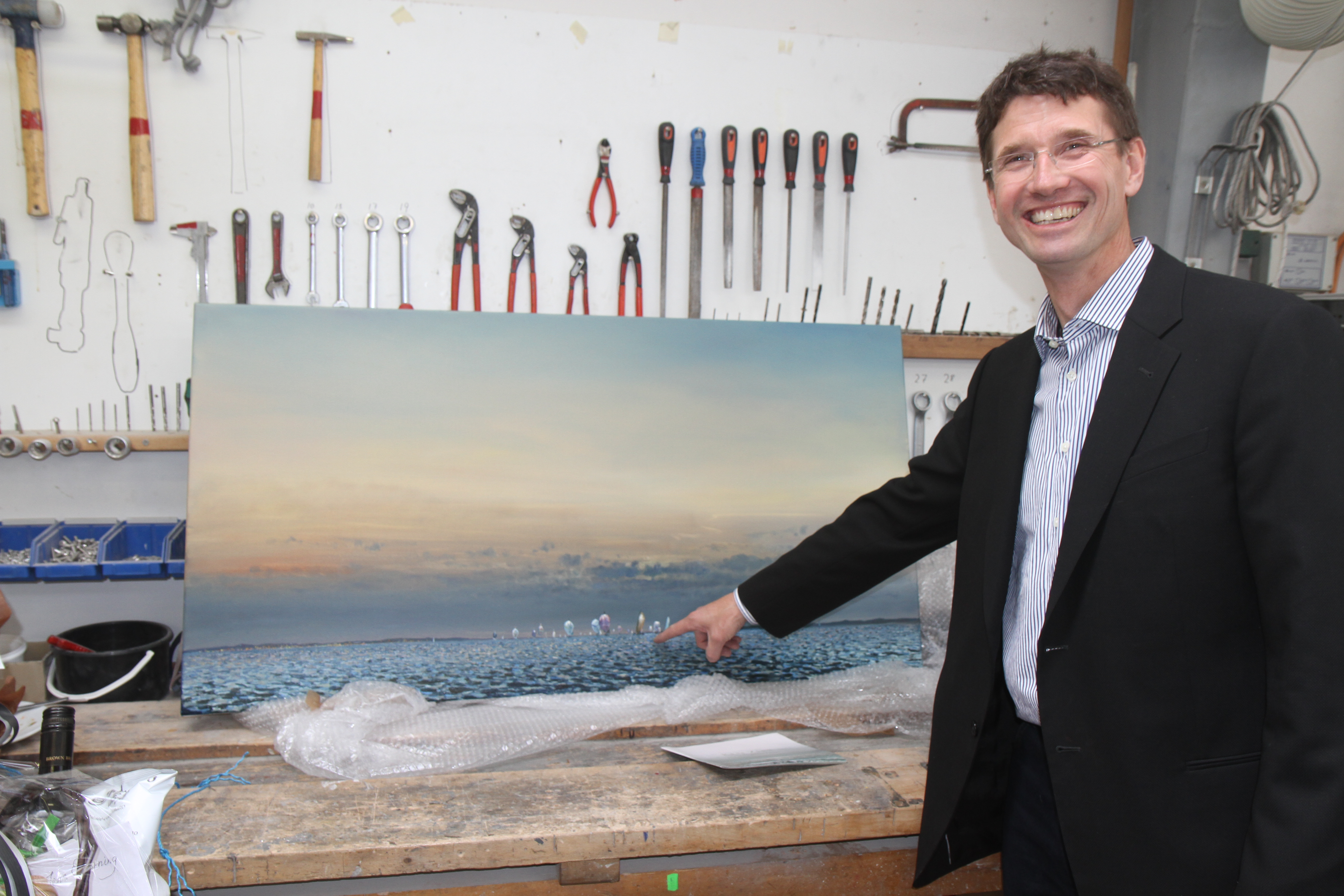 Jens Quorning peger her på sin båd, der befinder sig på Ken Ziers flotte maleri, som Jens fik i gave af sin hustru, Lene. Foto: Troels Lykke
