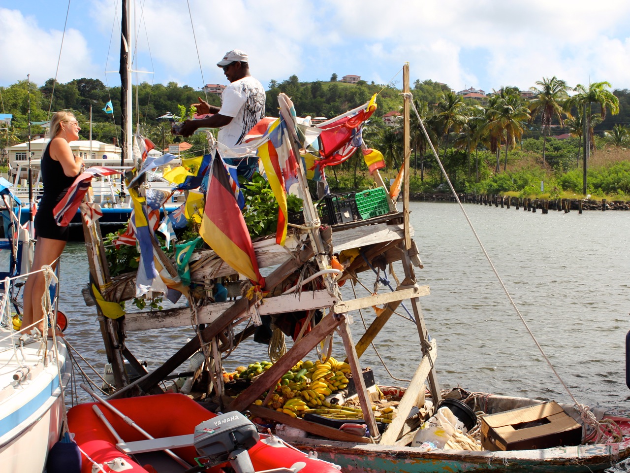 Gregory kommer forbi hver dag med frisk frugt og kokosnødder, både når vi ligger for anker og i havnen. Han har selv bygget båden.