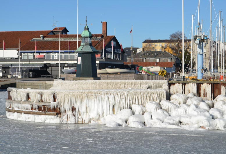 I 2013 måtte Hellerup Sejlklubs store påskestævne aflyses, da vandet stadig var stift. I år er vandet allerede over 6 grader varmt. Foto: Melgesclass.dk