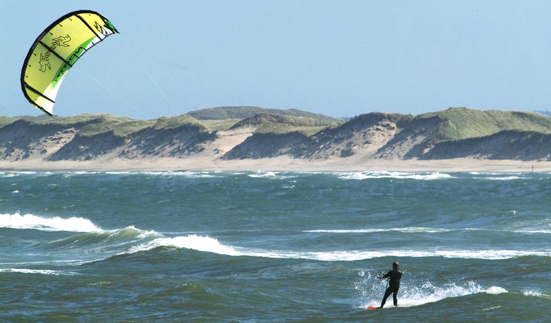 Du kan prøve både kiteboarding og windsurfing til Waterz 2010 i Hvide Sande i september. Foto: VisitDenmark.dk