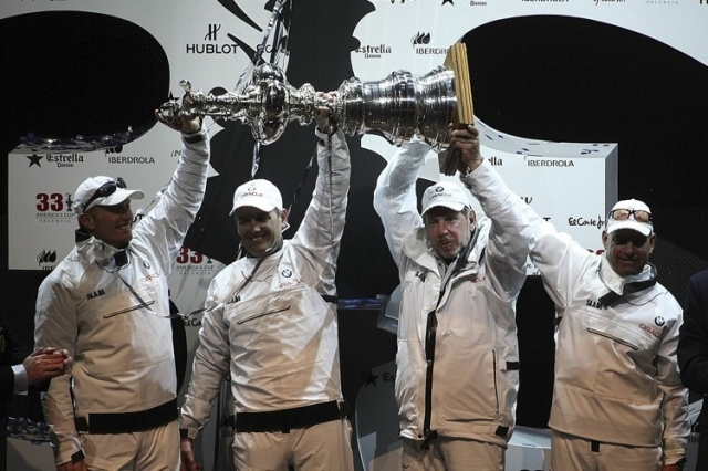 Russell Coutts efter America's Cup sejr i Valencia 2010. Han arbejder for Oracle Racing Team.