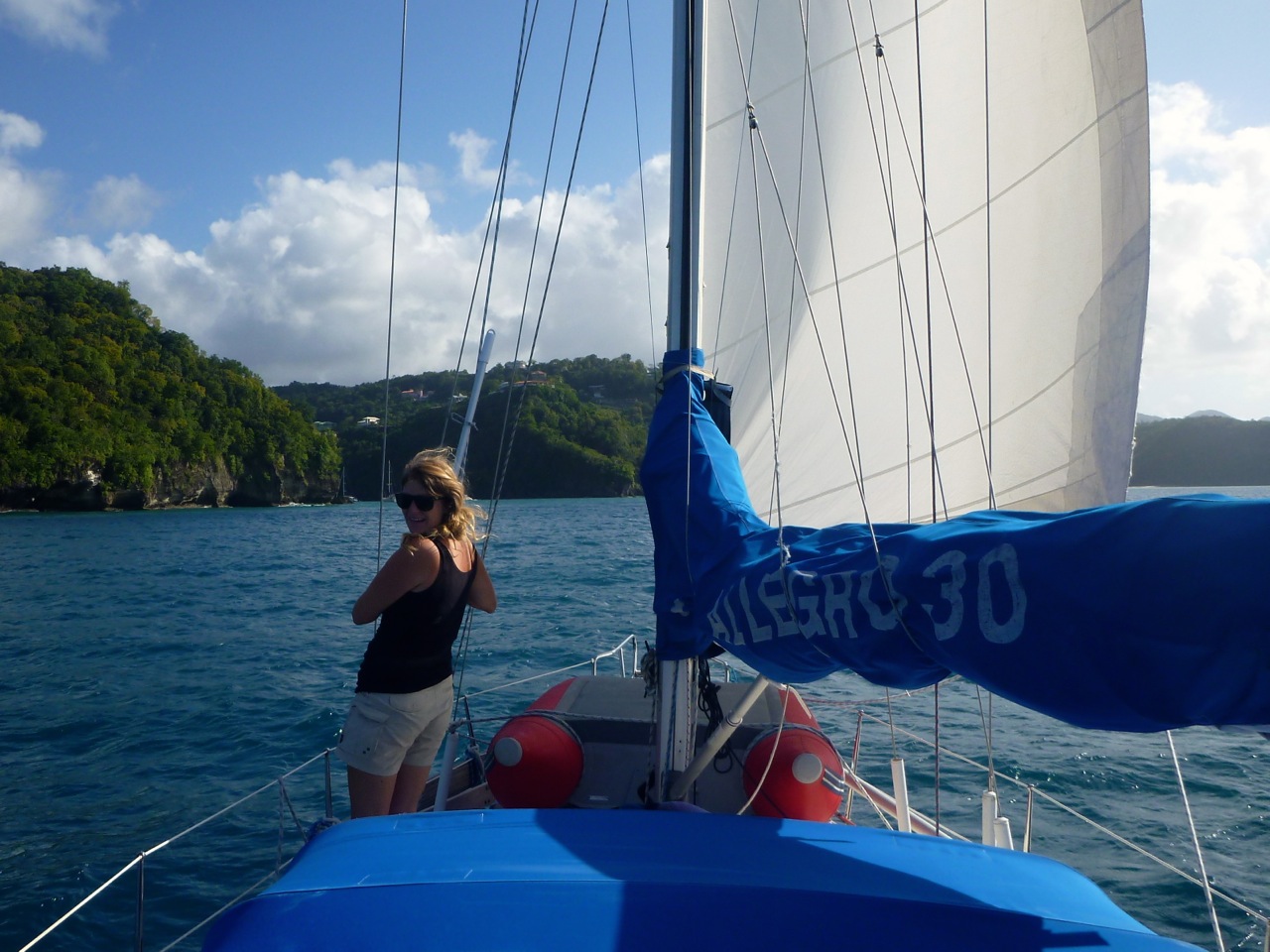 På vej ind til Marigot Bay, St. Lucia. Ville det være bedre, hvis vi kunne sejle hurtigere mellem ankerstederne?
