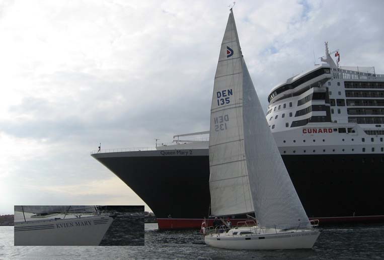 Her er et billede af Kvien Mary af Hornbæk foran Queen Mary 2