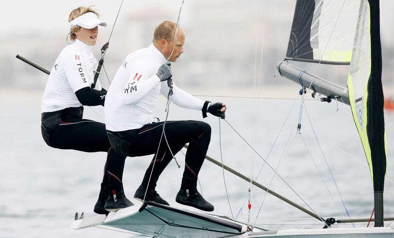 Simon Karstoft og Søren Hansen gør det godt. Sidstnævnte kommer med kæmpe erfaring. Foto: Mick Anderson for Dansk Sejlunion