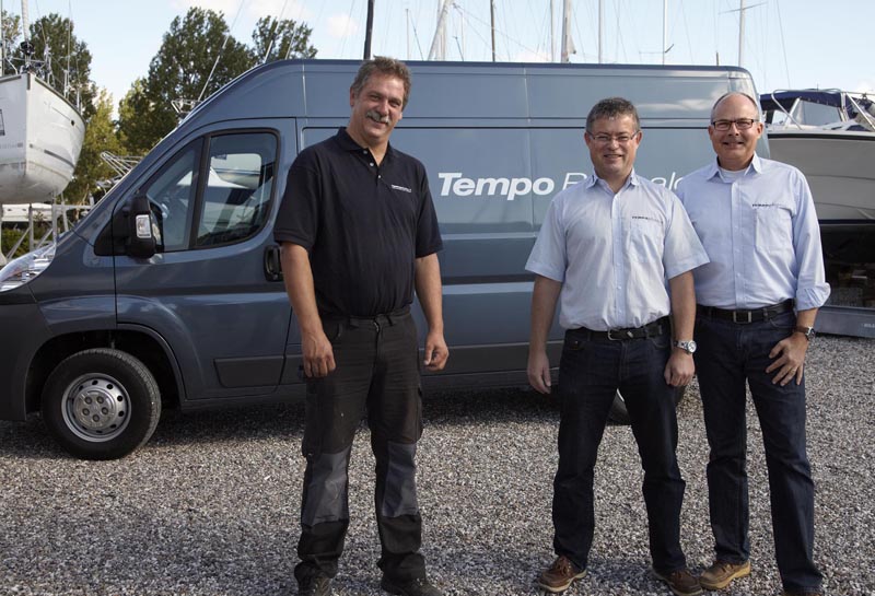Jørgen Sørensen, 45 år, foran Tempo Bådsalgs nye servicevogn, flankeret til højre af Henrik Jørgensen og Gert Sørensen, indehavere af Tempo Bådsalg