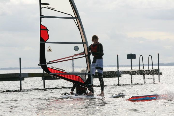 Her har Middelfart Sejlklubs windsurfafdeling skolebesøg. Foto: Allan Borch