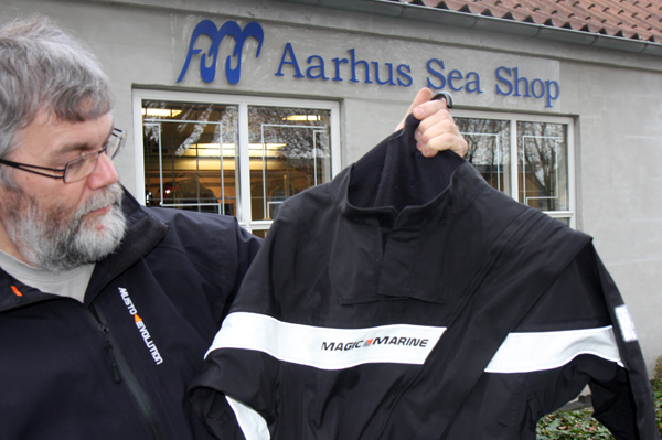 Per fra Aarhus Sea Shop viser tørdragten Regatta Breathable Drysuit frem. Foto: Troels Lykke